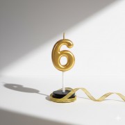 Золоті святкові свічки-цифри — стиль, який прикрашає кожне свято