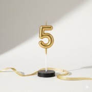 Золоті святкові свічки-цифри — стиль, який прикрашає кожне свято